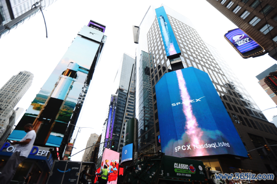 6月12日，时间广场出现了 SpaceX 的标记。