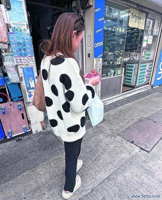 31岁TVB女星当演员难以看护糊口,日常兼职打四份工,4天伙食仅花200元 节俭合手家成重生代典范